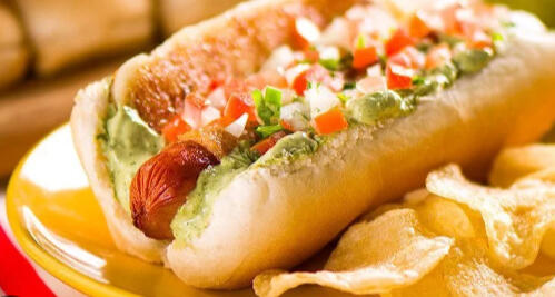 2 Hotdogs c/cebolla picante y catsup $35
